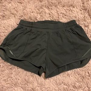 Lululemon Hotty Hot Shorts size 8 (2.5in inseam)